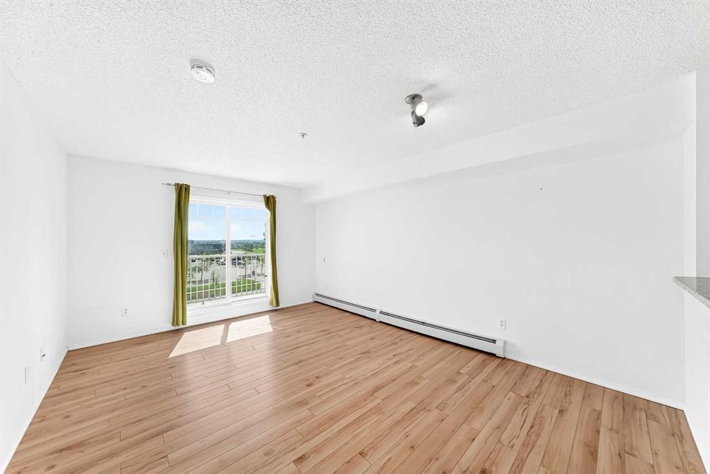 9205-70 Panamount Drive Nw, Calgary, AB - Indoor Photo Showing Other Room