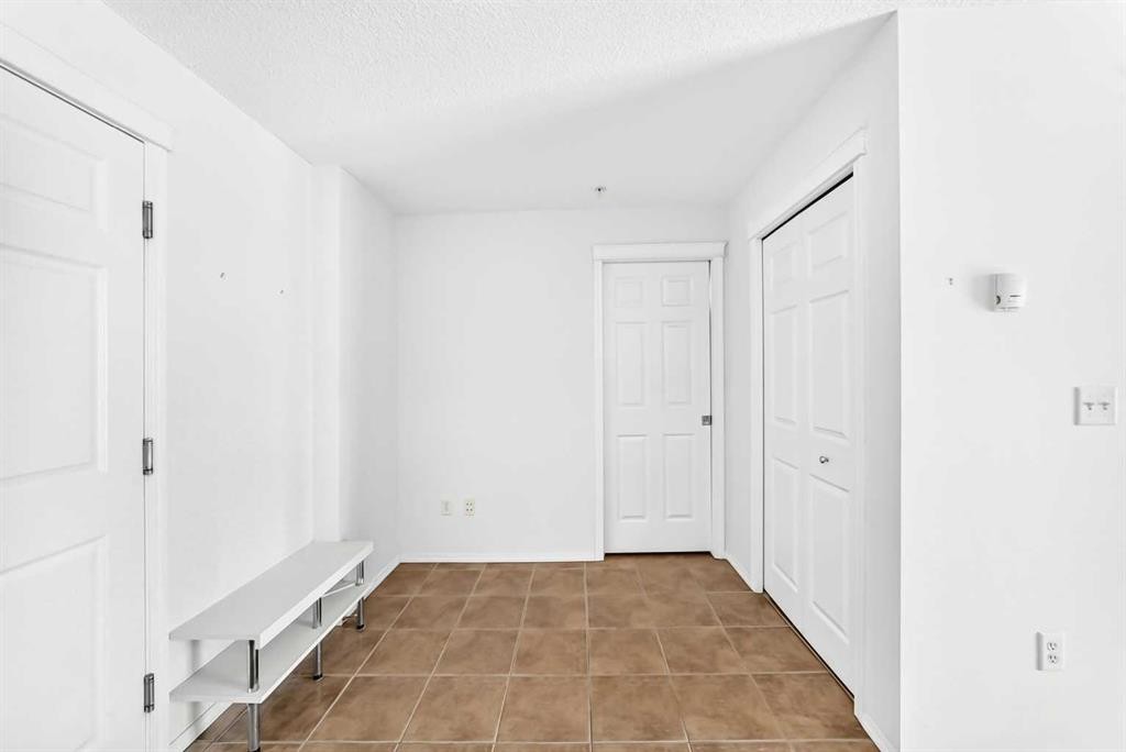 9205-70 Panamount Drive Nw, Calgary, AB - Indoor Photo Showing Other Room
