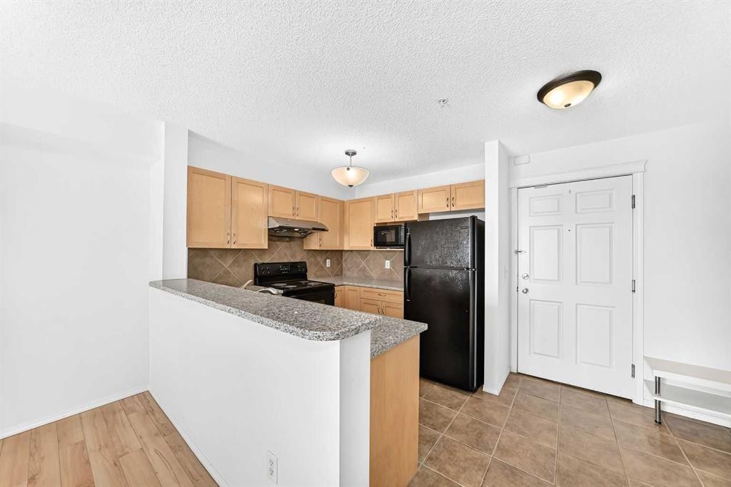 9205-70 Panamount Drive Nw, Calgary, AB - Indoor Photo Showing Kitchen
