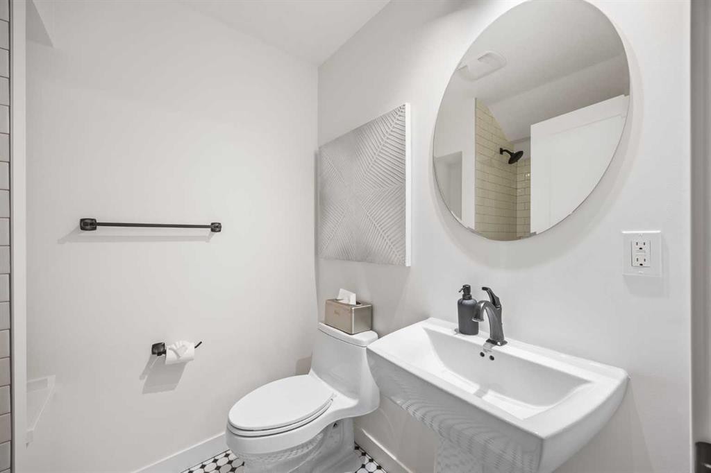 164 Silverado Range Close Sw, Calgary, AB - Indoor Photo Showing Bathroom