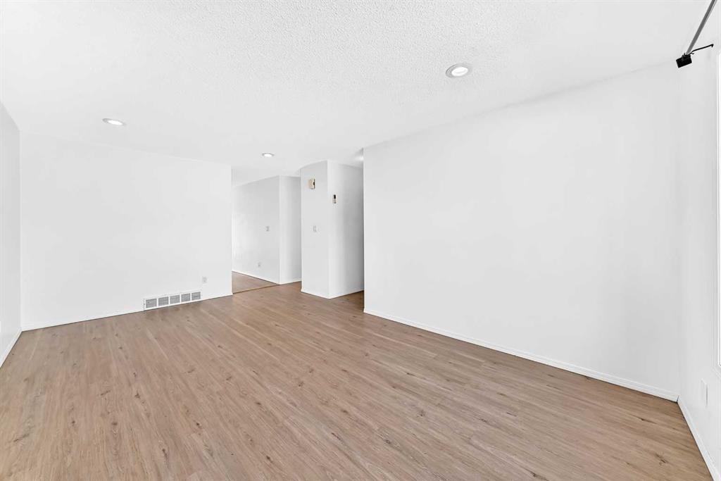 95 Eversole Crescent, Red Deer, AB - Indoor Photo Showing Other Room