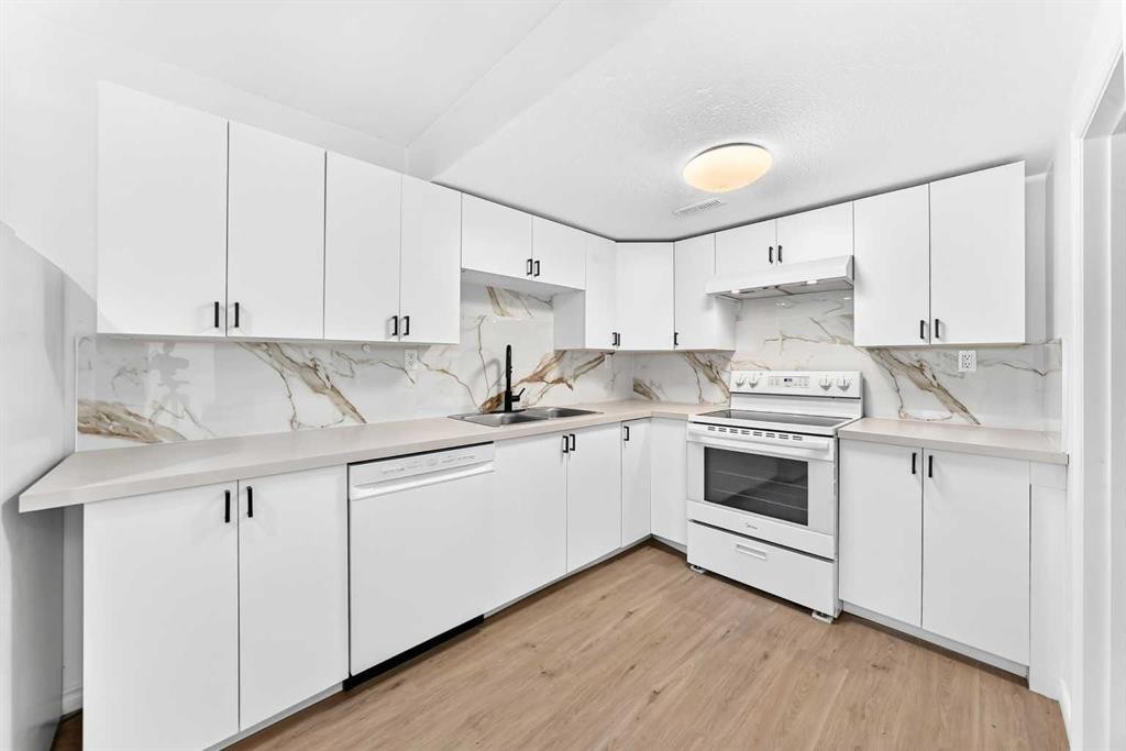 95 Eversole Crescent, Red Deer, AB - Indoor Photo Showing Kitchen