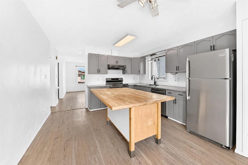 95 Eversole Crescent, Red Deer, AB - Indoor Photo Showing Kitchen