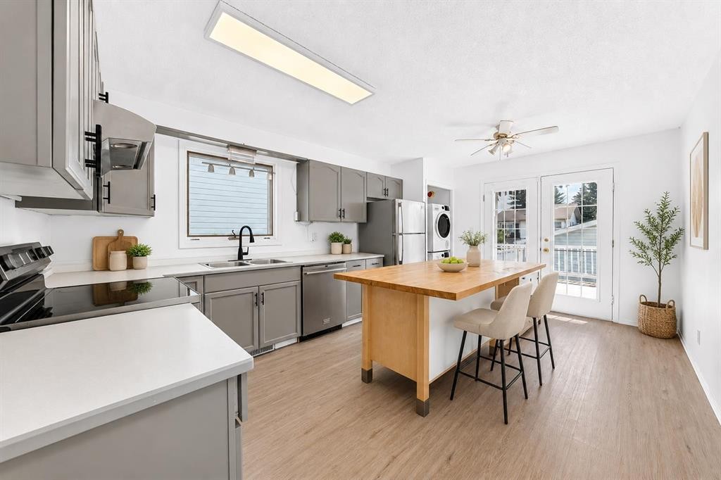 95 Eversole Crescent, Red Deer, AB - Indoor Photo Showing Kitchen With Double Sink