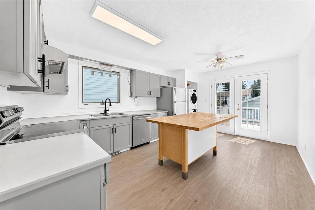 95 Eversole Crescent, Red Deer, AB - Indoor Photo Showing Kitchen With Double Sink