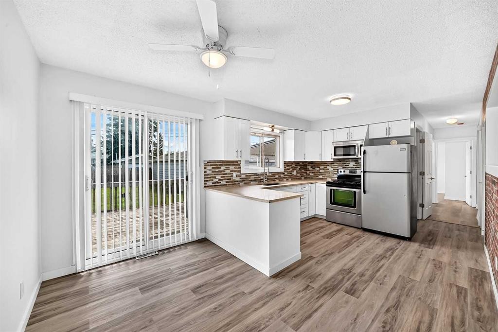 2016 46 Street Se, Calgary, AB - Indoor Photo Showing Kitchen
