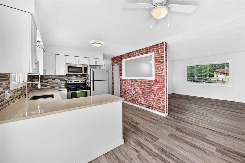 2016 46 Street Se, Calgary, AB - Indoor Photo Showing Kitchen