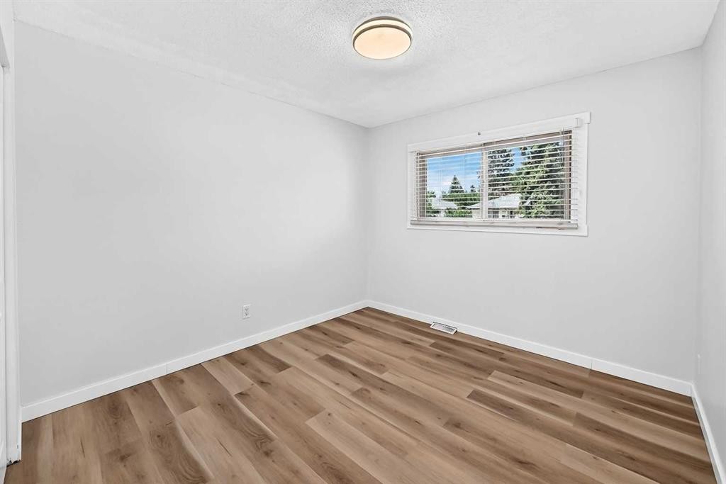 2016 46 Street Se, Calgary, AB - Indoor Photo Showing Other Room
