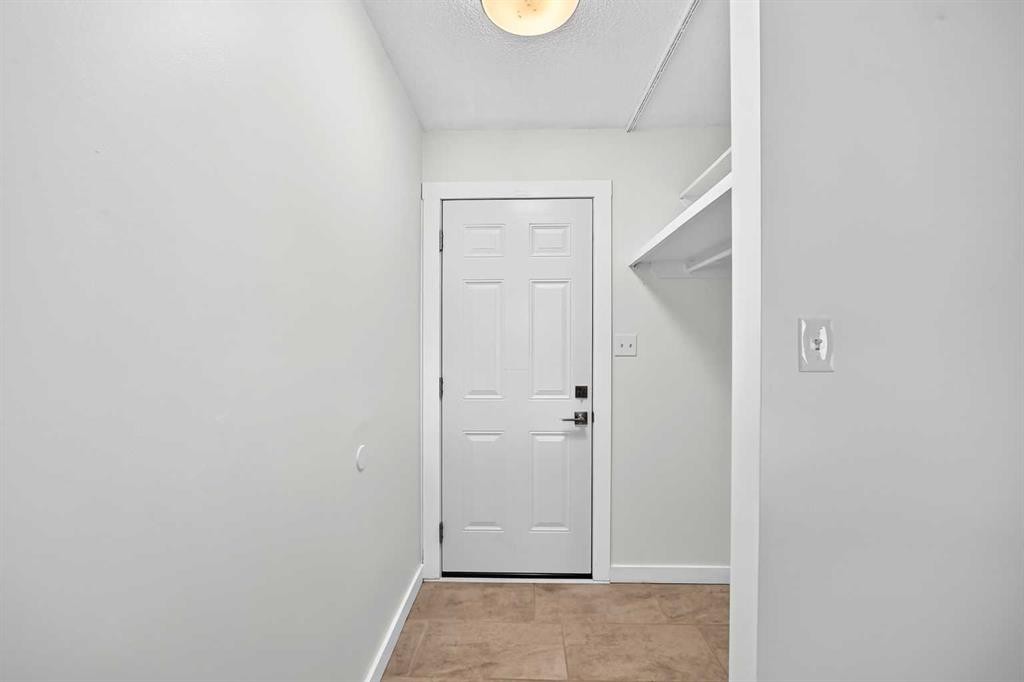2016 46 Street Se, Calgary, AB - Indoor Photo Showing Other Room