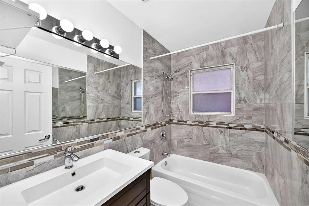 2016 46 Street Se, Calgary, AB - Indoor Photo Showing Bathroom
