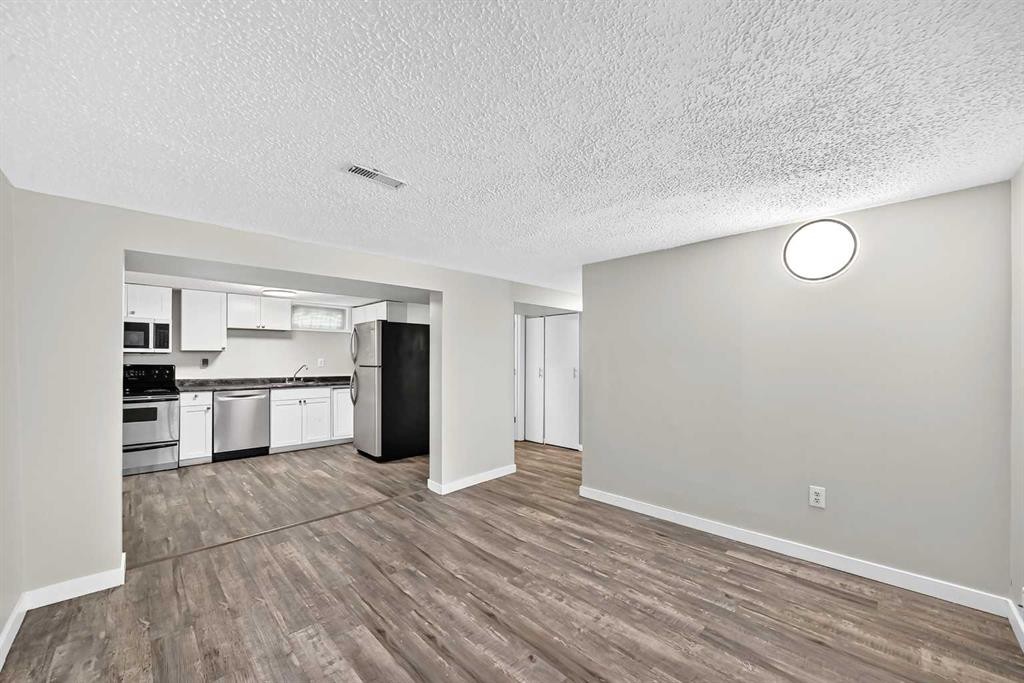 2016 46 Street Se, Calgary, AB - Indoor Photo Showing Kitchen