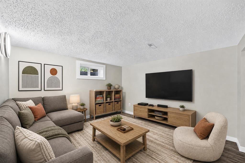 2016 46 Street Se, Calgary, AB - Indoor Photo Showing Living Room