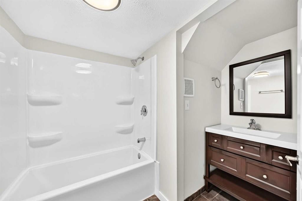 2016 46 Street Se, Calgary, AB - Indoor Photo Showing Bathroom