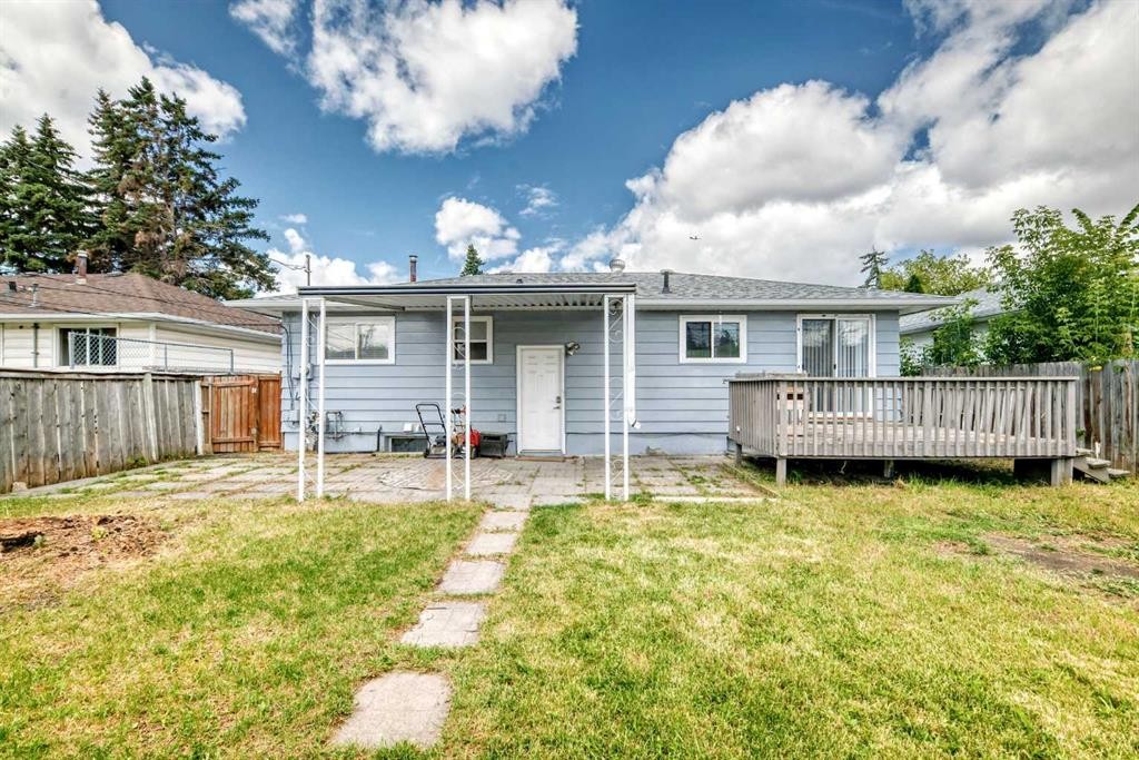 2016 46 Street Se, Calgary, AB - Outdoor With Deck Patio Veranda