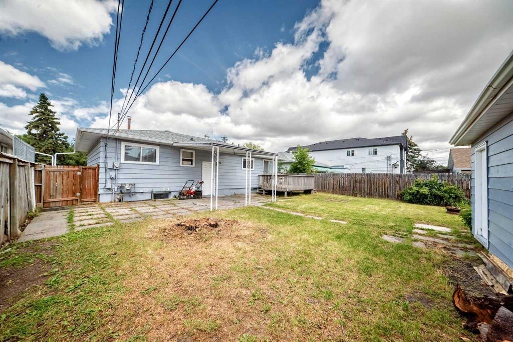 2016 46 Street Se, Calgary, AB - Outdoor