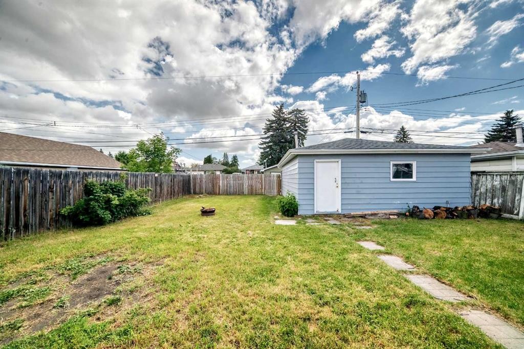 2016 46 Street Se, Calgary, AB - Outdoor