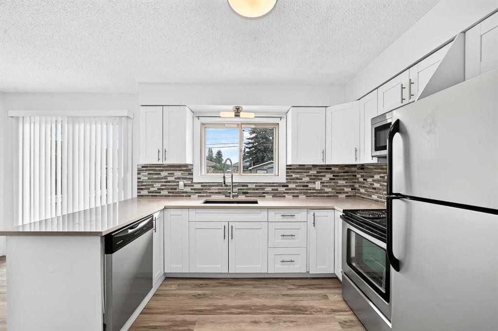 2016 46 Street Se, Calgary, AB - Indoor Photo Showing Kitchen With Upgraded Kitchen