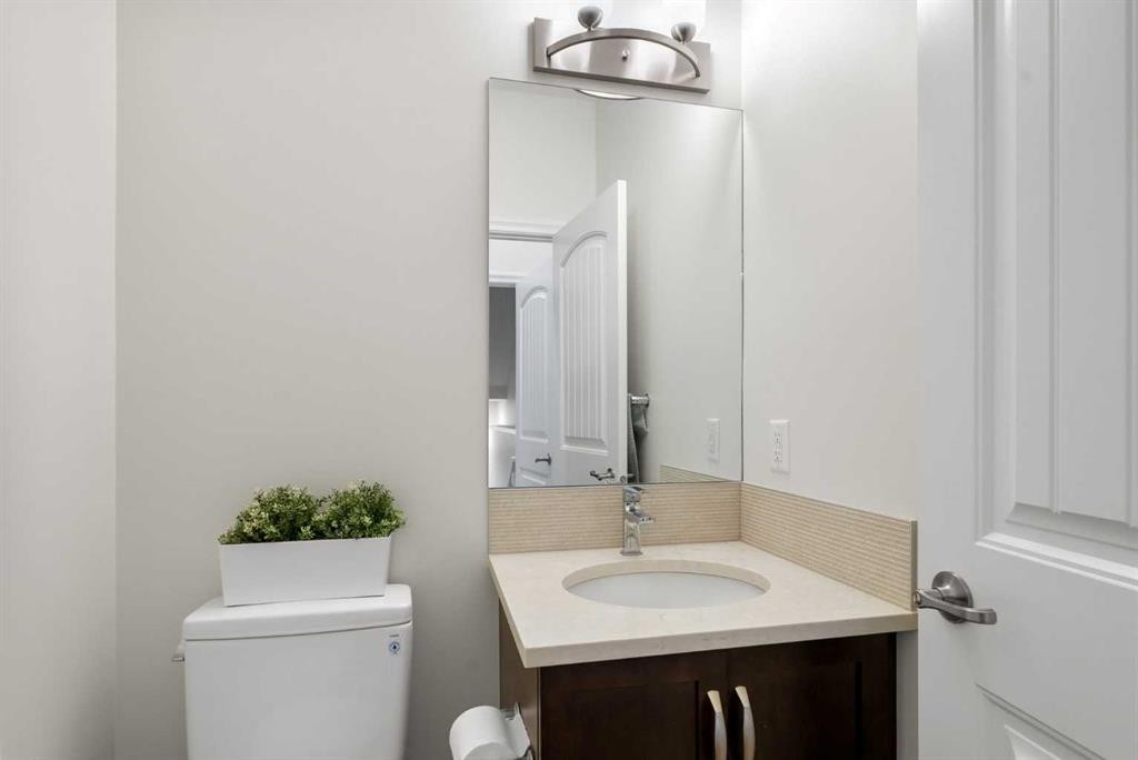 31 Magnolia Grove Se, Calgary, AB - Indoor Photo Showing Bathroom
