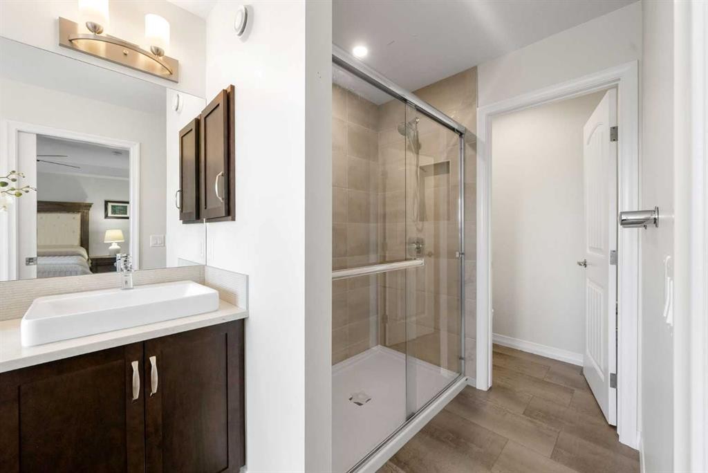 31 Magnolia Grove Se, Calgary, AB - Indoor Photo Showing Bathroom