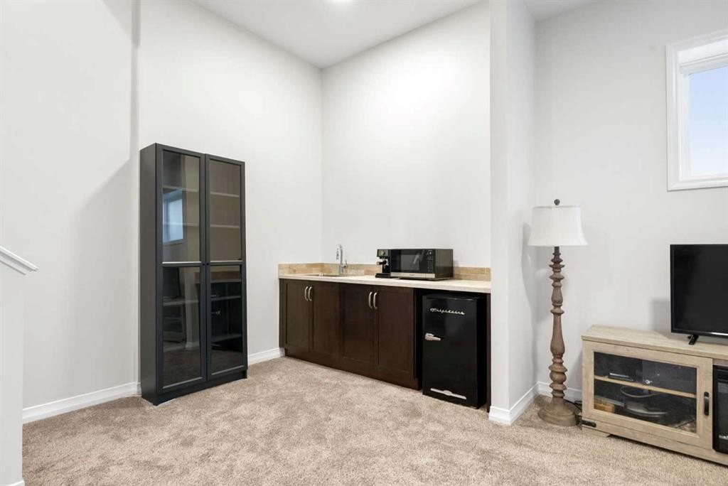 31 Magnolia Grove Se, Calgary, AB - Indoor