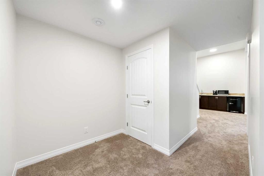 31 Magnolia Grove Se, Calgary, AB - Indoor Photo Showing Other Room