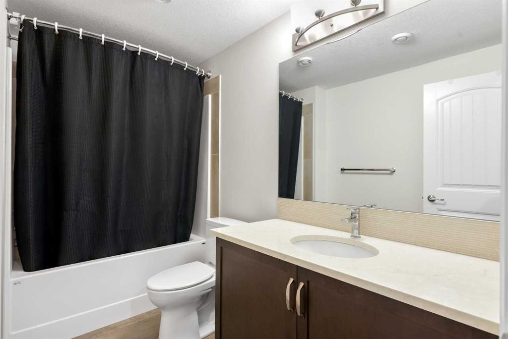 31 Magnolia Grove Se, Calgary, AB - Indoor Photo Showing Bathroom