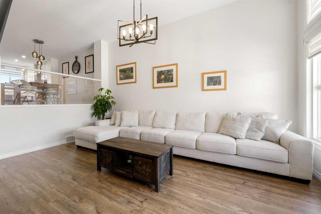 31 Magnolia Grove Se, Calgary, AB - Indoor Photo Showing Living Room