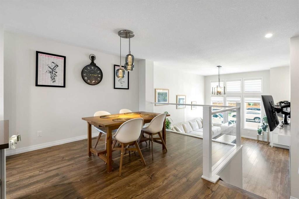 31 Magnolia Grove Se, Calgary, AB - Indoor Photo Showing Dining Room