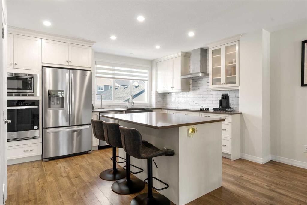 31 Magnolia Grove Se, Calgary, AB - Indoor Photo Showing Kitchen With Upgraded Kitchen
