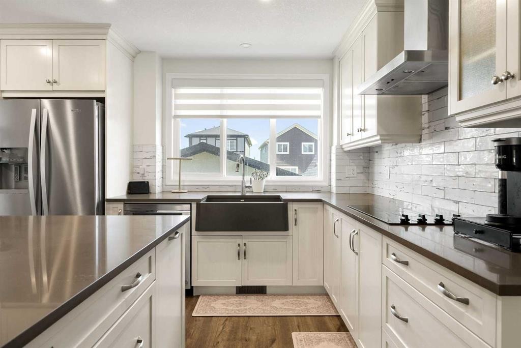 31 Magnolia Grove Se, Calgary, AB - Indoor Photo Showing Kitchen With Upgraded Kitchen