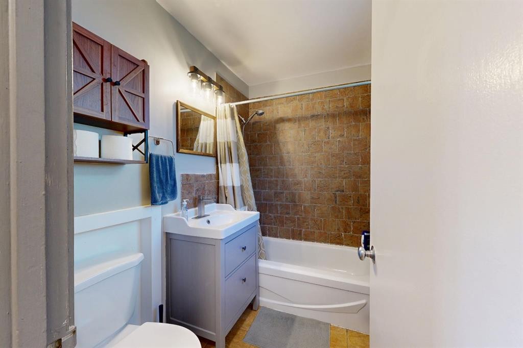 5031 54 Avenue, Stavely, AB - Indoor Photo Showing Bathroom