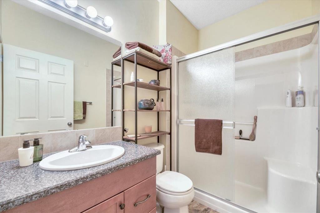 141 Ridgestone Lane, Diamond Valley, AB - Indoor Photo Showing Bathroom