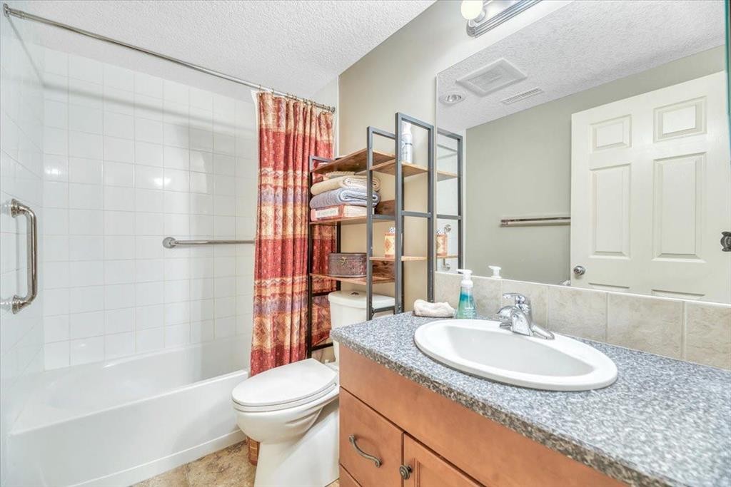 141 Ridgestone Lane, Diamond Valley, AB - Indoor Photo Showing Bathroom