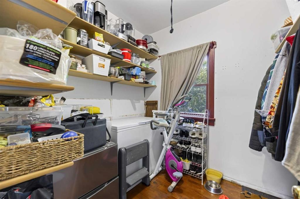 2109 21 Avenue, Bowden, AB - Indoor