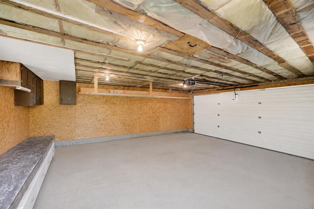 2109 21 Avenue, Bowden, AB - Indoor Photo Showing Garage