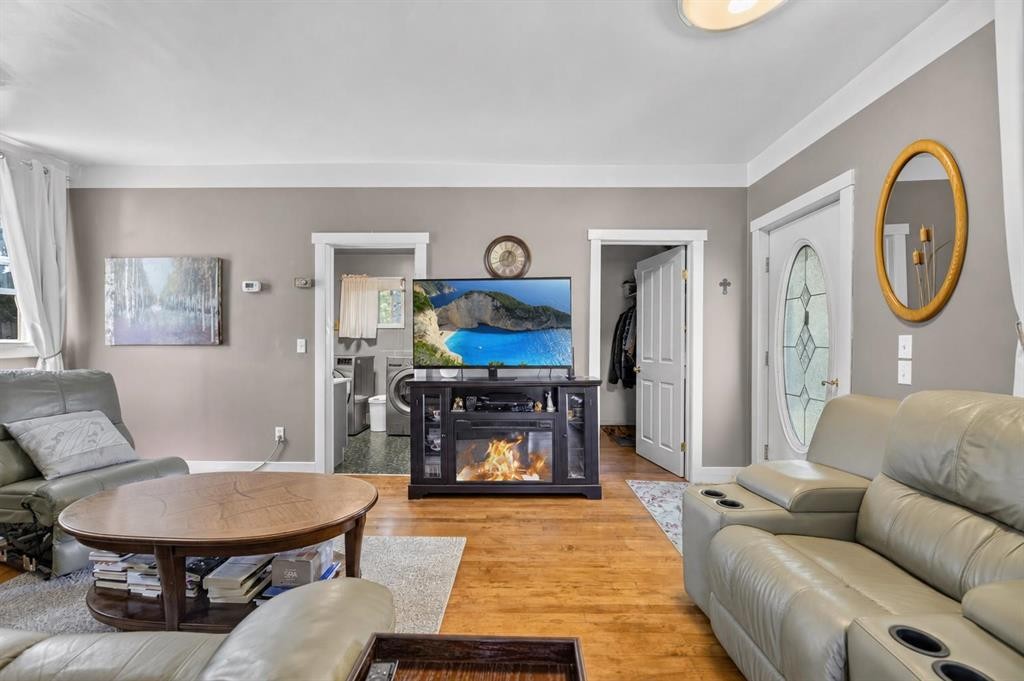 2109 21 Avenue, Bowden, AB - Indoor Photo Showing Living Room