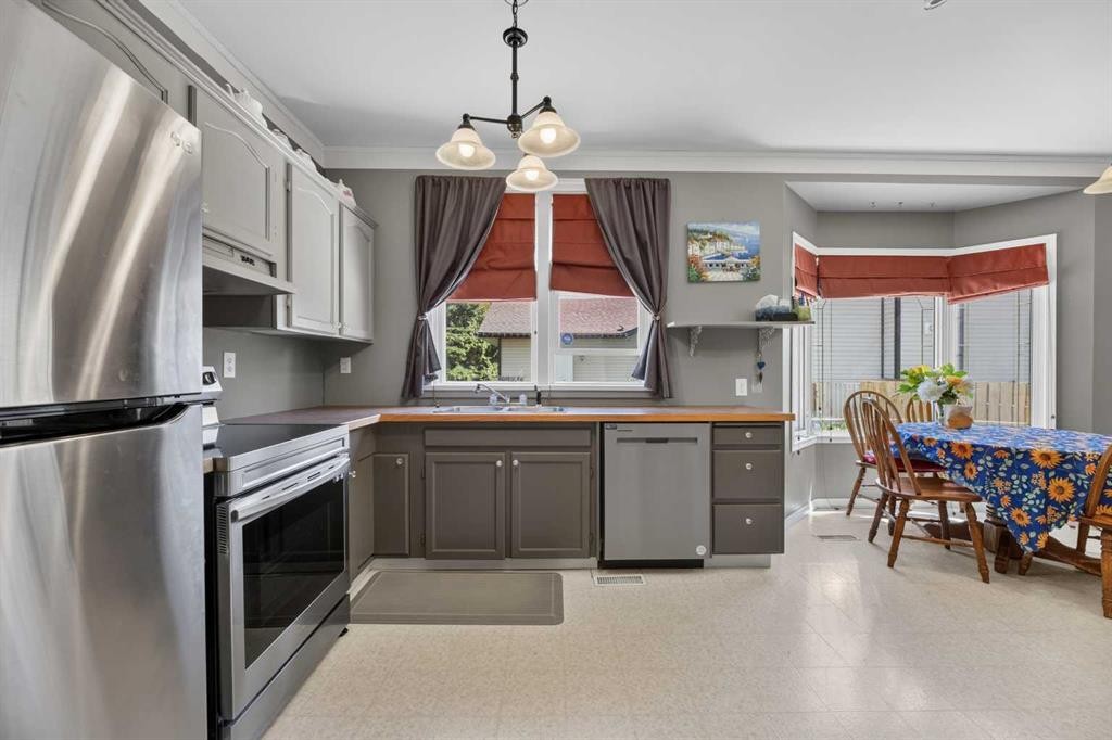 2109 21 Avenue, Bowden, AB - Indoor Photo Showing Kitchen