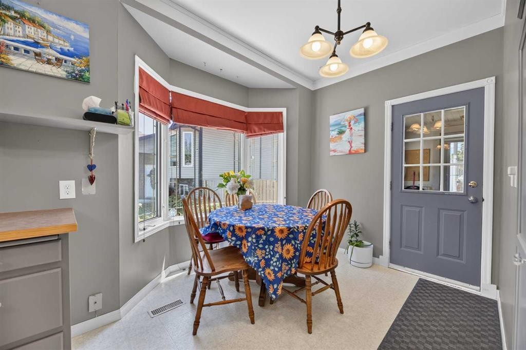 2109 21 Avenue, Bowden, AB - Indoor Photo Showing Dining Room