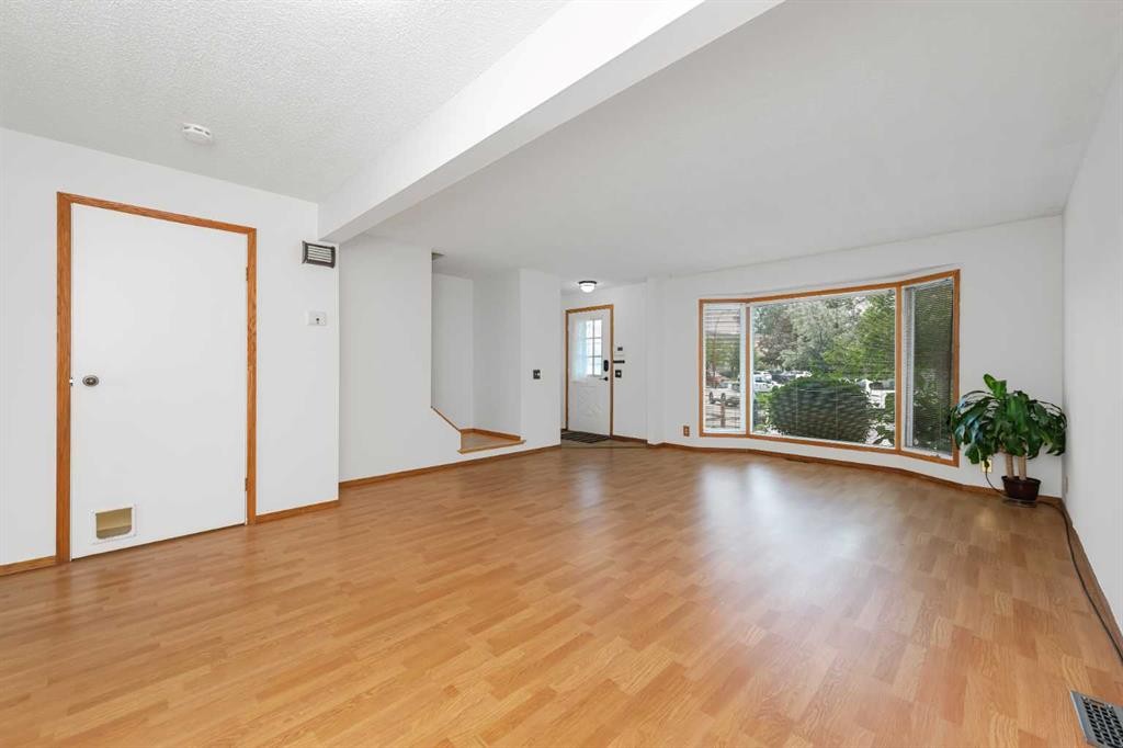 78 Queen Anne Close Se, Calgary, AB - Indoor