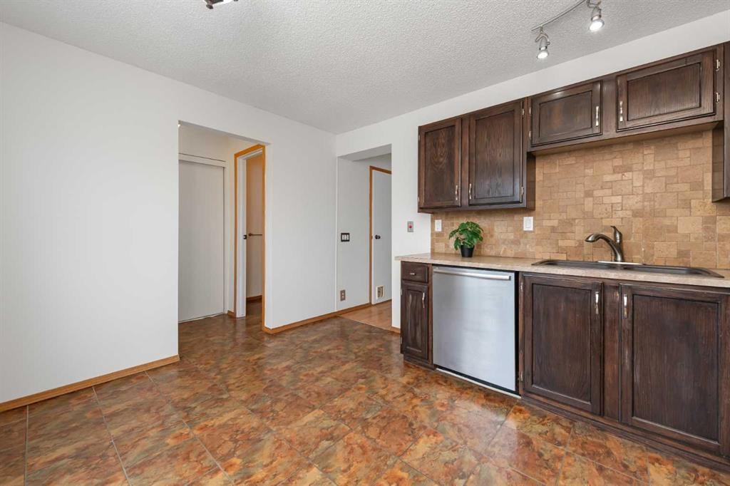 78 Queen Anne Close Se, Calgary, AB - Indoor Photo Showing Kitchen