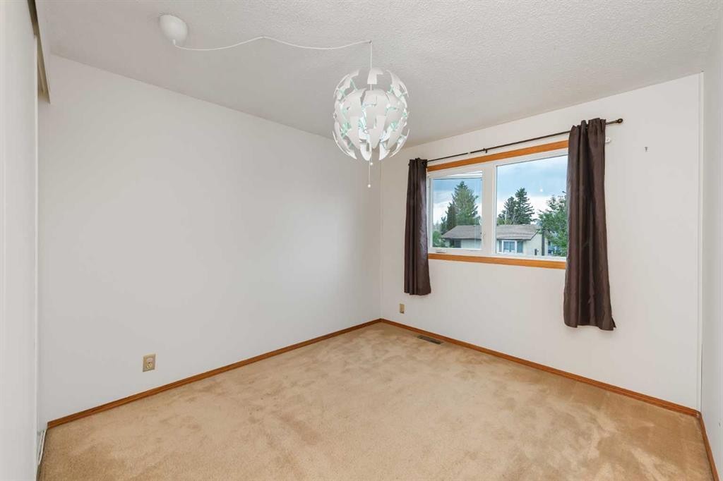 78 Queen Anne Close Se, Calgary, AB - Indoor Photo Showing Other Room