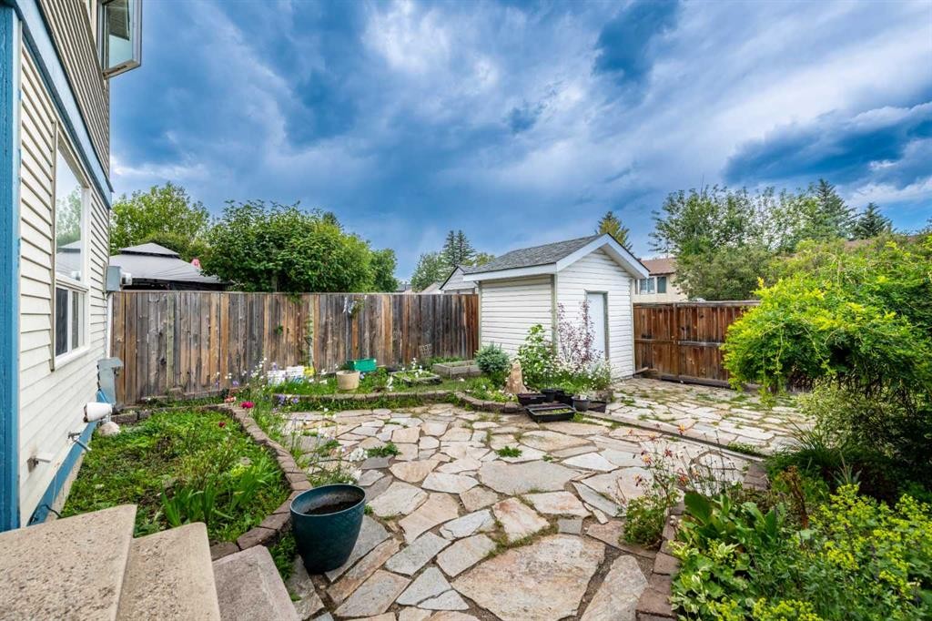 78 Queen Anne Close Se, Calgary, AB - Outdoor