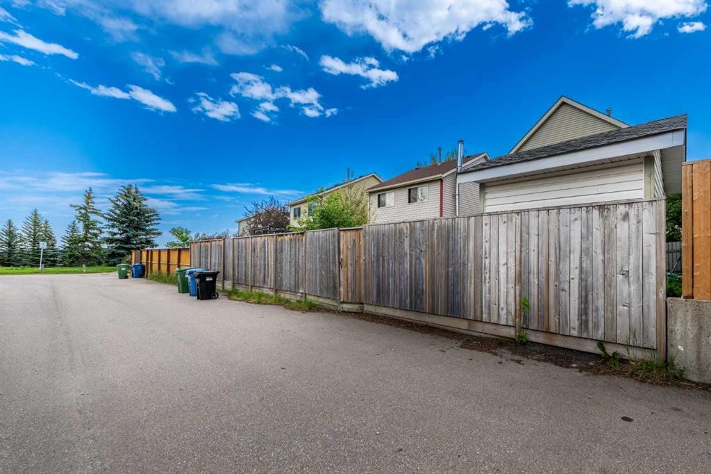 78 Queen Anne Close Se, Calgary, AB - Outdoor