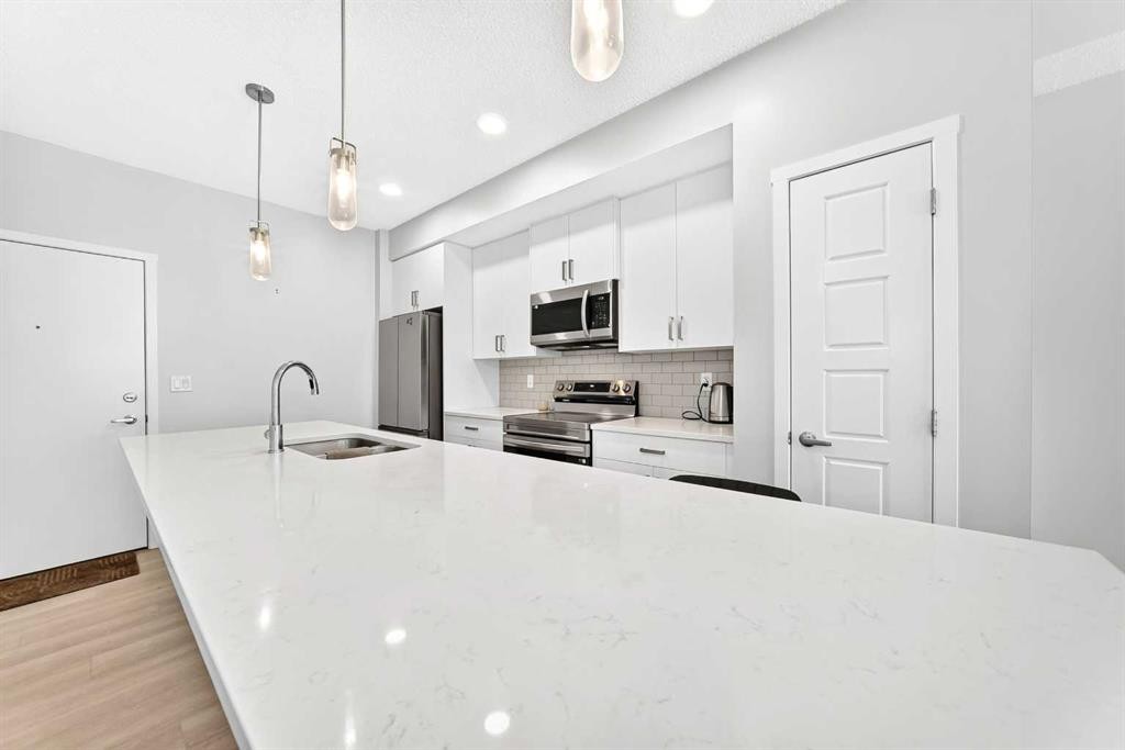 3211-33 Carringham Gate Nw, Calgary, AB