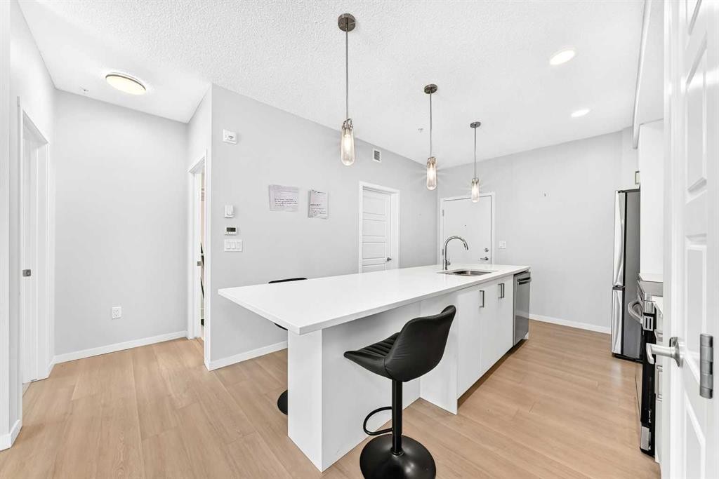 3211-33 Carringham Gate Nw, Calgary, AB