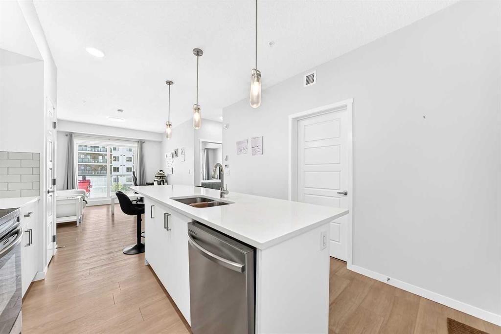3211-33 Carringham Gate Nw, Calgary, AB