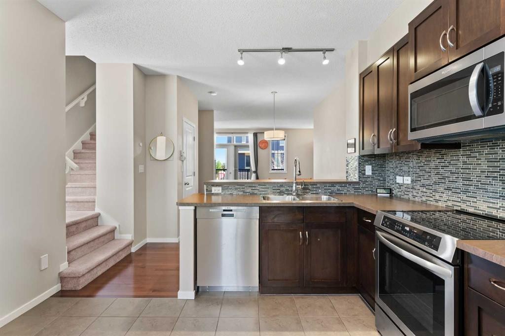 58 Evansview Road Nw, Calgary, AB - Indoor Photo Showing Kitchen