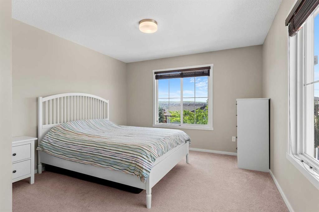 58 Evansview Road Nw, Calgary, AB - Indoor Photo Showing Bedroom