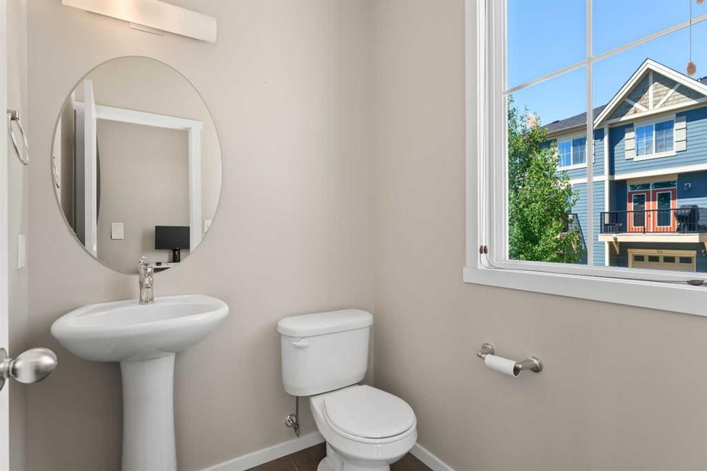 58 Evansview Road Nw, Calgary, AB - Indoor Photo Showing Bathroom