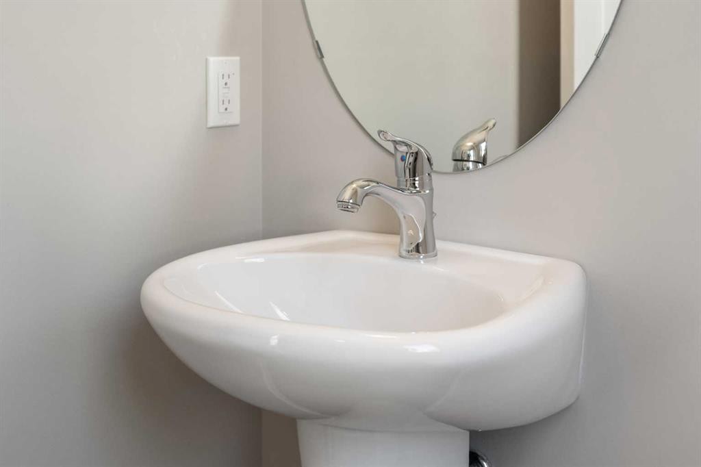 58 Evansview Road Nw, Calgary, AB - Indoor Photo Showing Bathroom